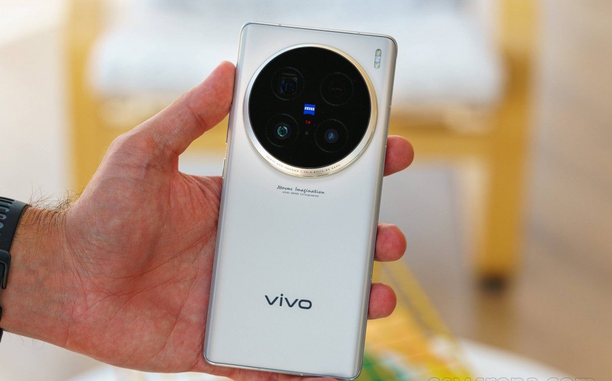 تسريبات جديدة عن هاتف Vivo X200S.. بكاميرا بيريسكوب للتقريب البصري